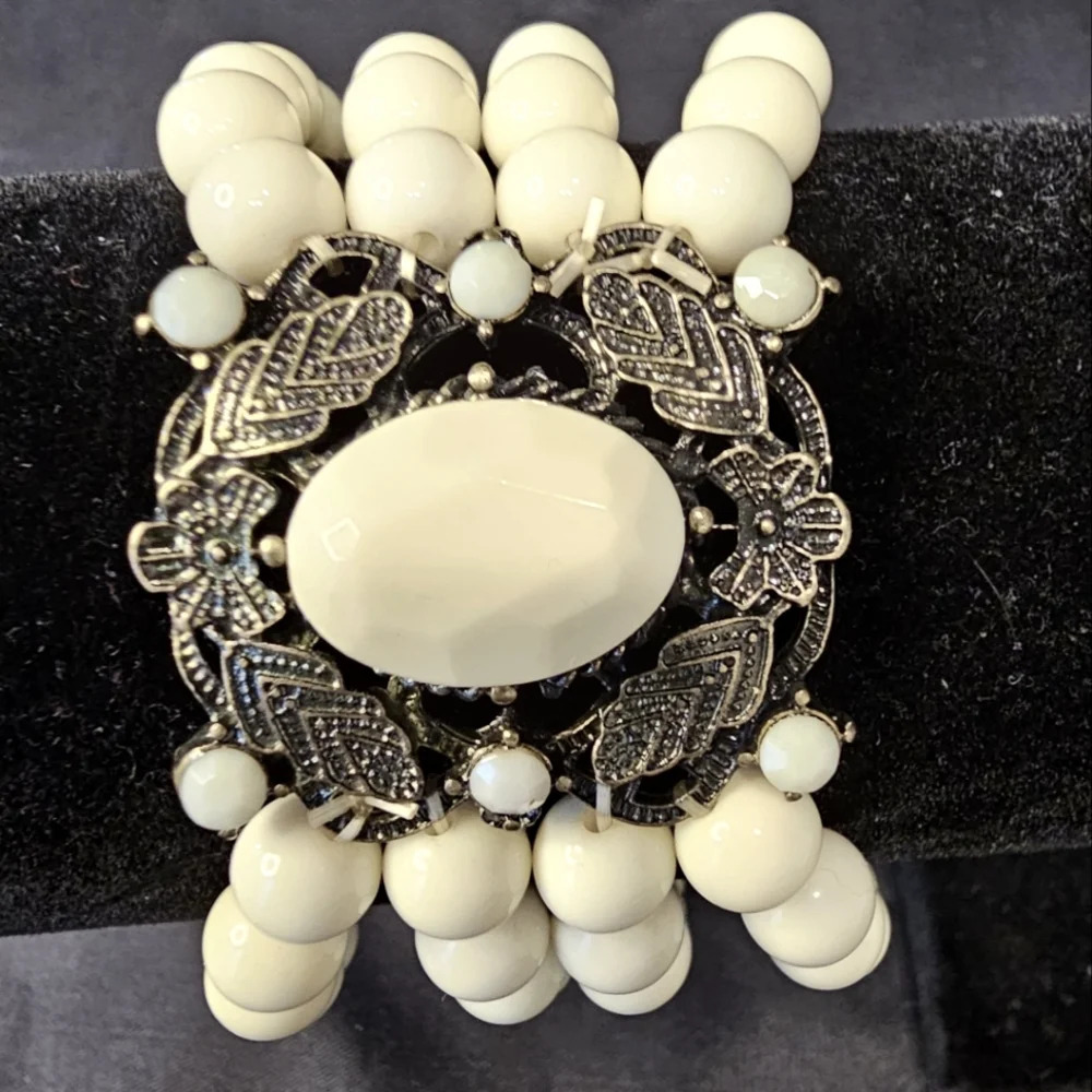 White beaded bracelet. V